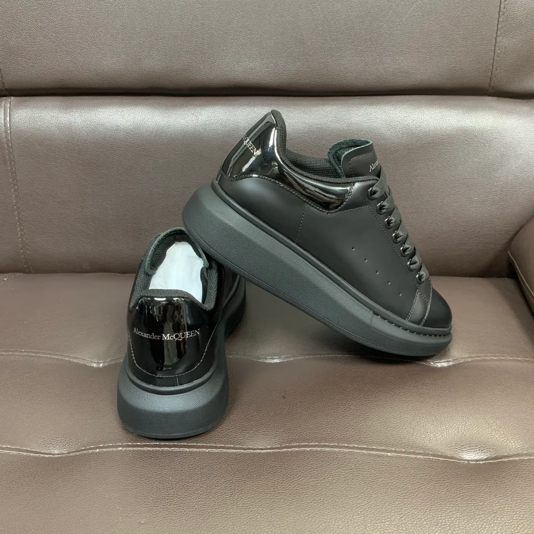 👟👟Ex-factory price 520👟👟 Professional McQueen factory. Top version. Couple style👫 Alexander McQUEEN high version has been upgraded to the highest quality again✅ 💪McQueen Spring, Summer, Autumn and Winter Top version Purchasing level✅ Recruiting national online and offline agents to join🤝 🏆Fabric: Top-grade silk leather imported from Italy, high texture, water-resistant and non-discoloring 🏆Inner: ️Grade A water-dyed sheepskin imported from Italy is dirt-resistant, sweat-absorbent, breathable and comfortable... The heel is embossed with high temperature convex and concave. 🏆 Foot pads: top-grade Italian super-soft cowhide leather 🏆 Outsole: PU original green transparent counter 1:1 🏆 Shoe box: original beige box. Plus white flip cover and double layer protection. Cloth bag, handbag. Certificate of 1:1 mold opening 4-piece set. Delivered with a pair of shoelaces. 🖕🏿🖕🏿🖕🏿You can choose any pair of shoelaces in any color of our factory. 🏆Code number: female 34-41. male 38-46. 🏆Special remarks (female size 34.40.41, male size 38.45.46 are customized and cannot be returned or exchanged) Please note when placing an order in Niuli! Win-win cooperation🤝